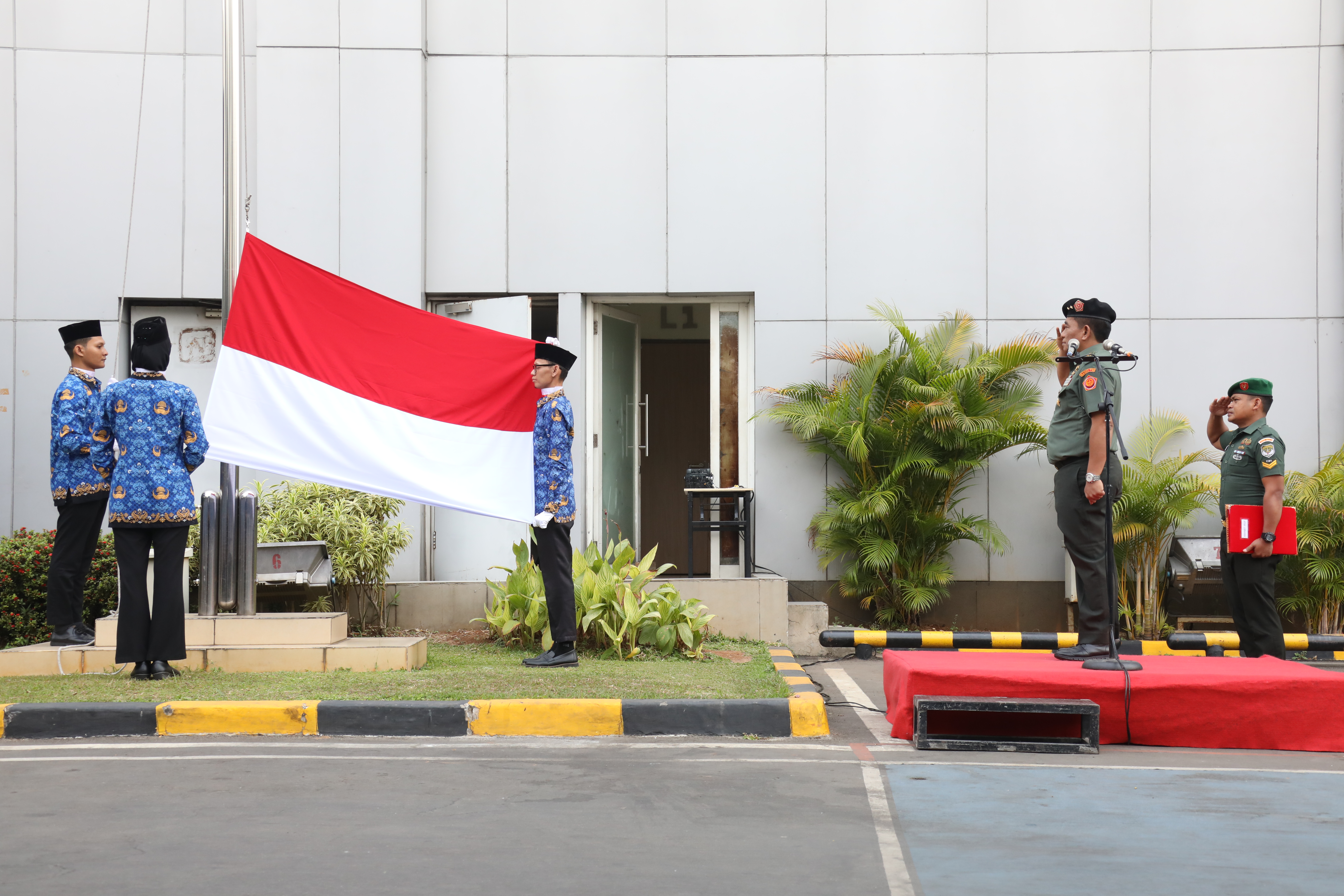 Deputi Bidang Penanganan Darurat Mayjen Fajar Setyawan saat memimpin upacara peringatan Hari Kesaktian Pancasila tahun 2023 di halaman Graha BNPB, Jakarta pada Minggu (1/10) pagi